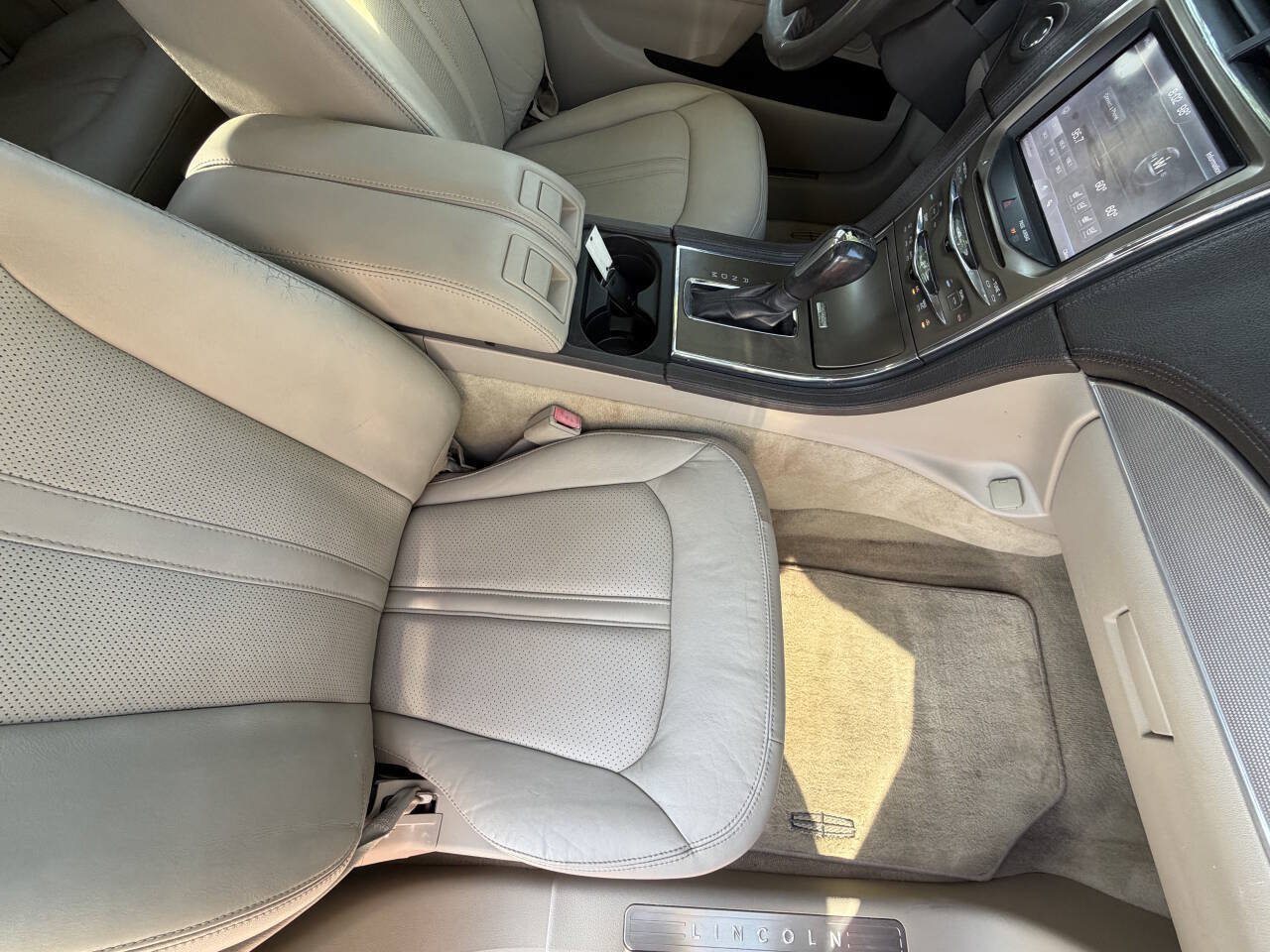 Used 2012 Lincoln MKX FWD image 13