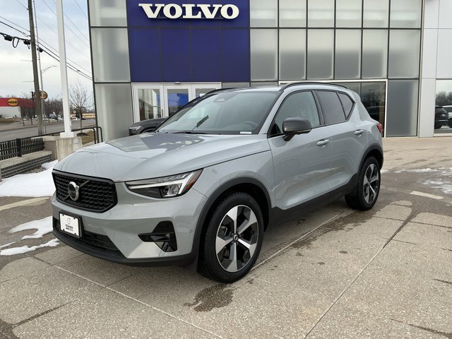 Used 2025 Volvo XC40 B5 Plus image 2
