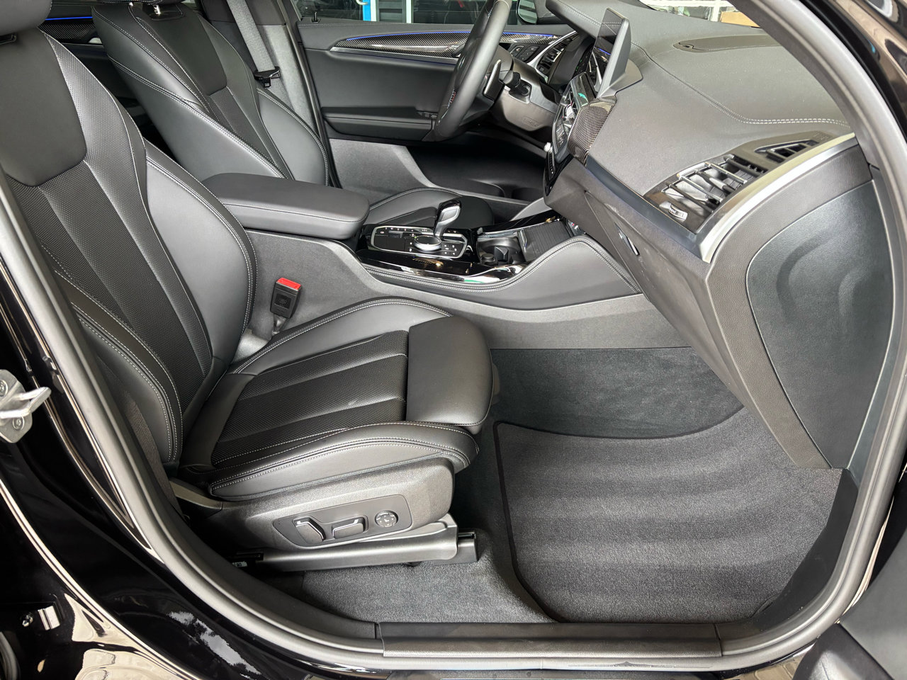 Used 2025 BMW X4 M40i w/ Premium Package image 20