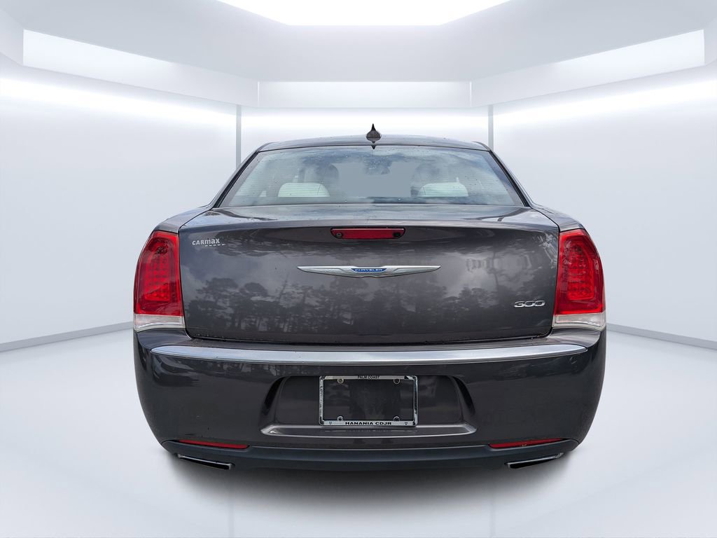 Used 2018 Chrysler 300 Touring w/ Chrome Appearance Package RWD image 4