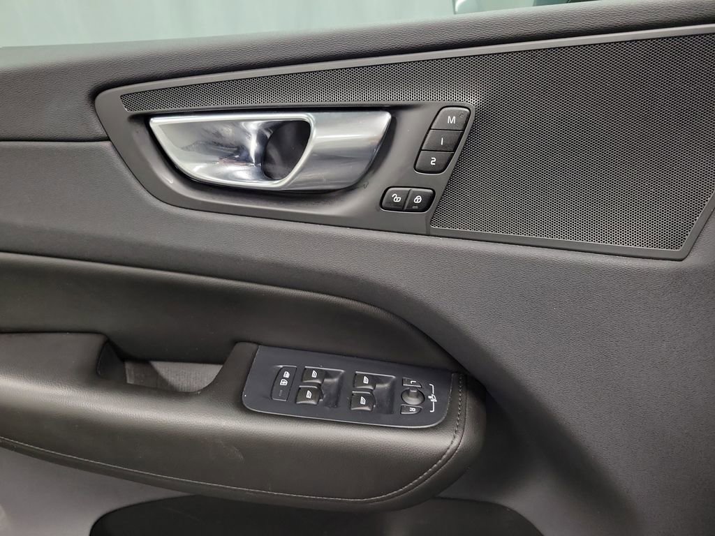 Used 2019 Volvo XC60 T5 Momentum w/ Premium Package image 19
