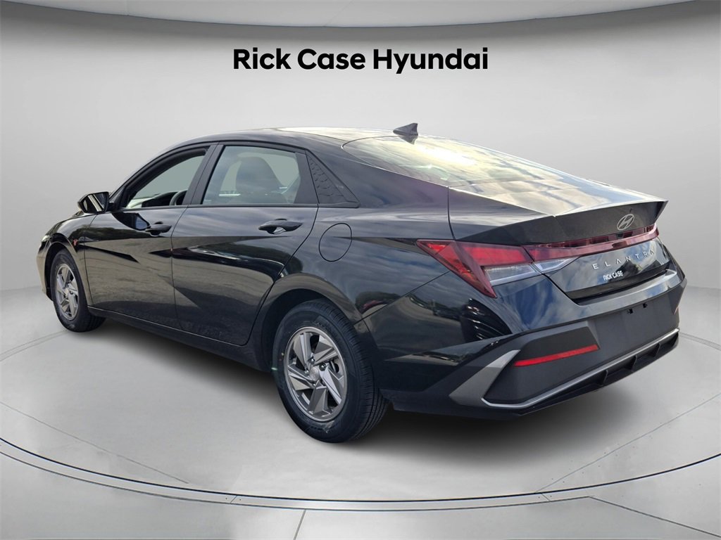 Certified 2025 Hyundai Elantra SE image 7
