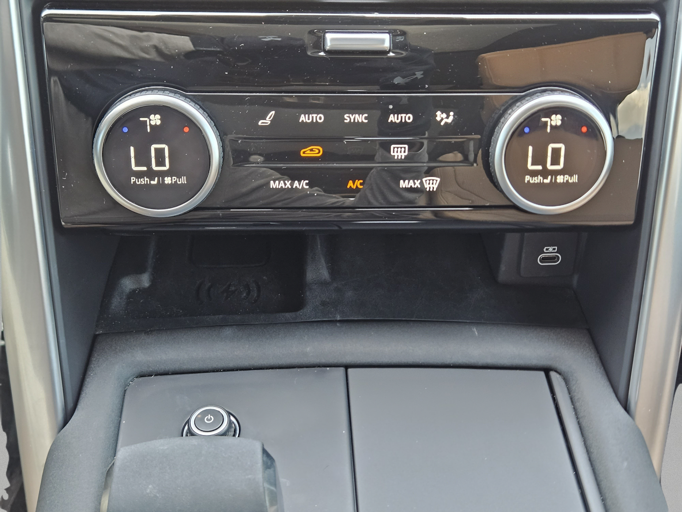 Used 2024 Land Rover Discovery Dynamic SE AWD/4WD image 15