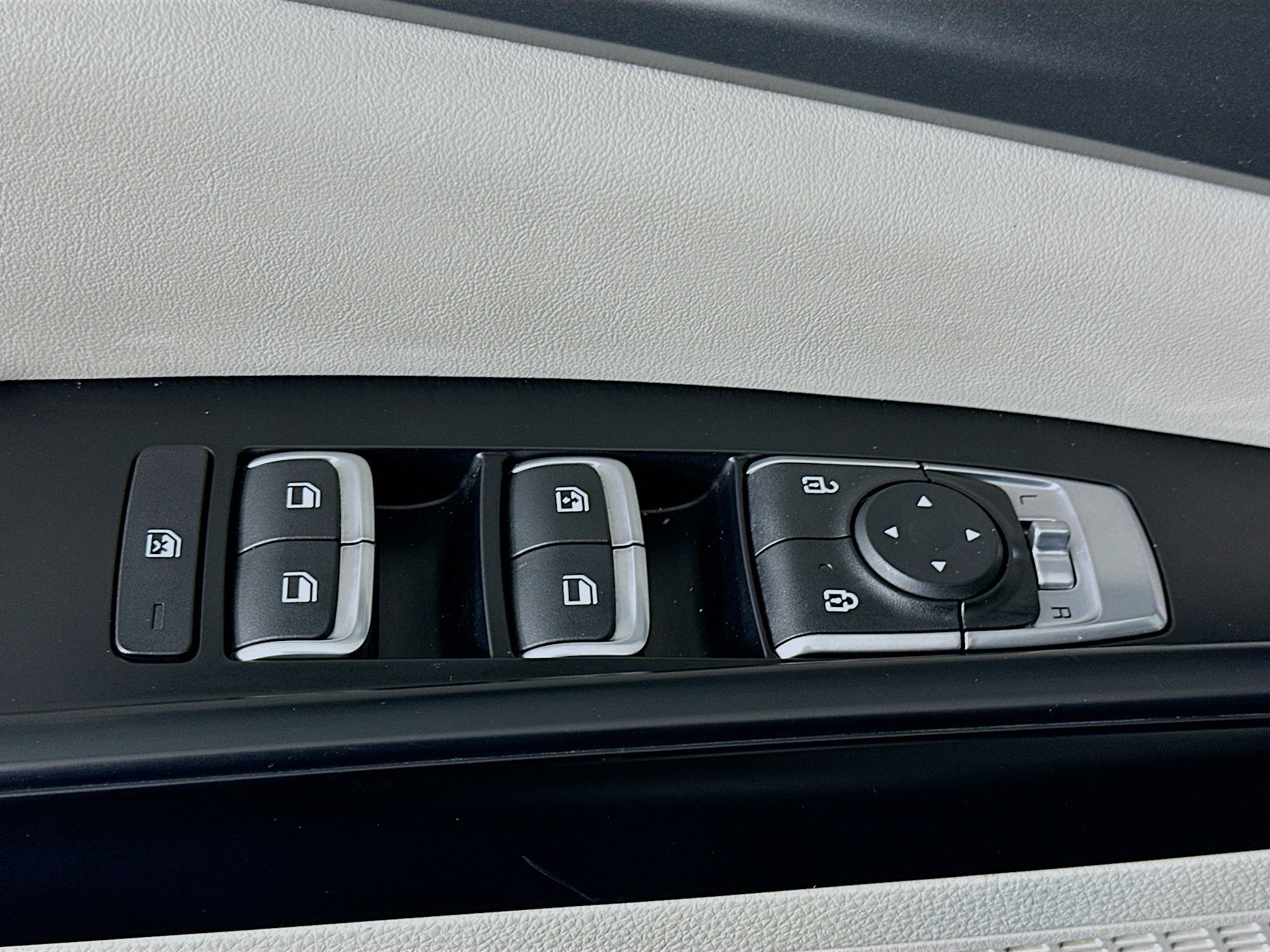 Used 2024 Kia Carnival LX image 15