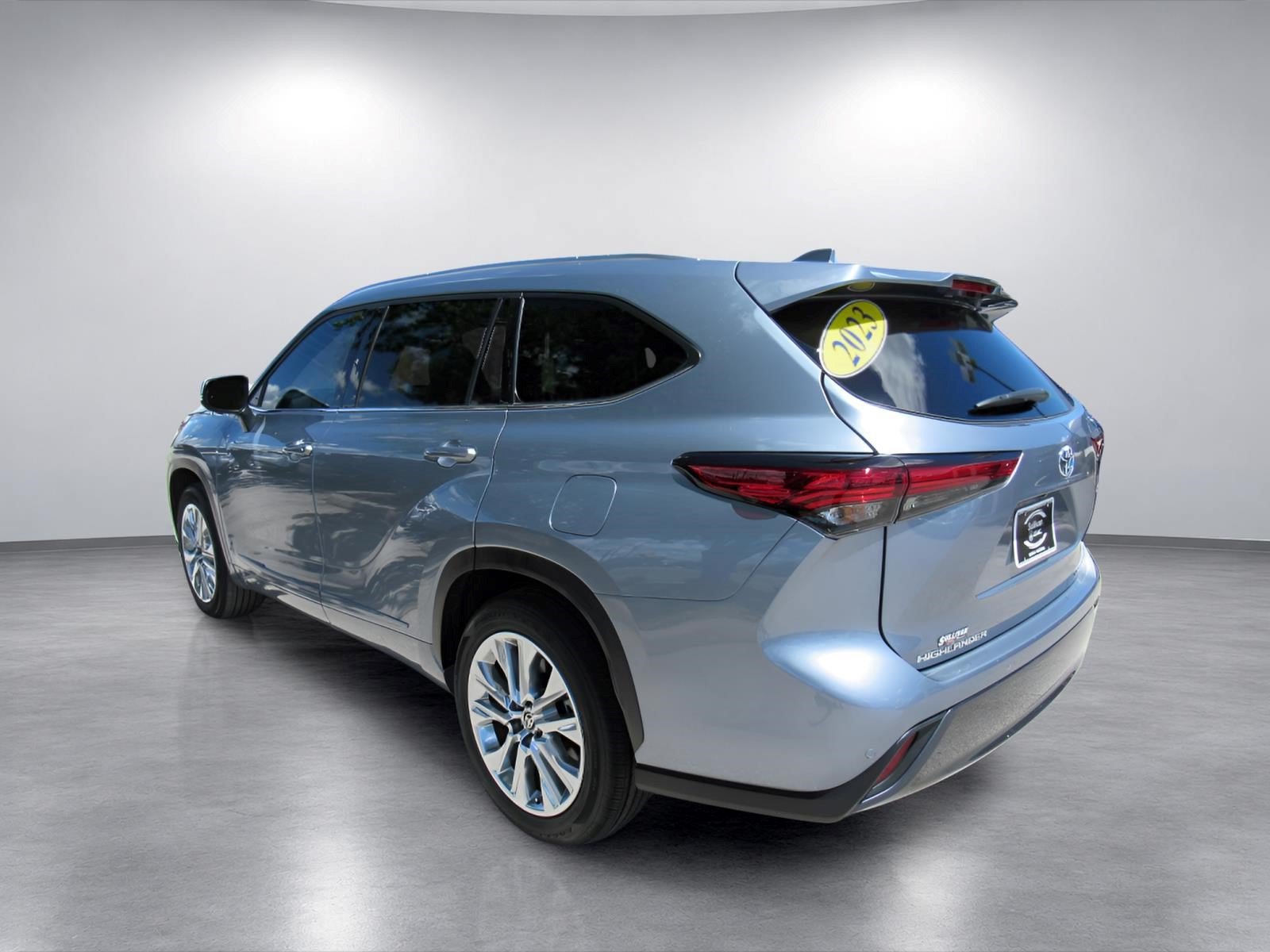Used 2023 Toyota Highlander Limited FWD image 6