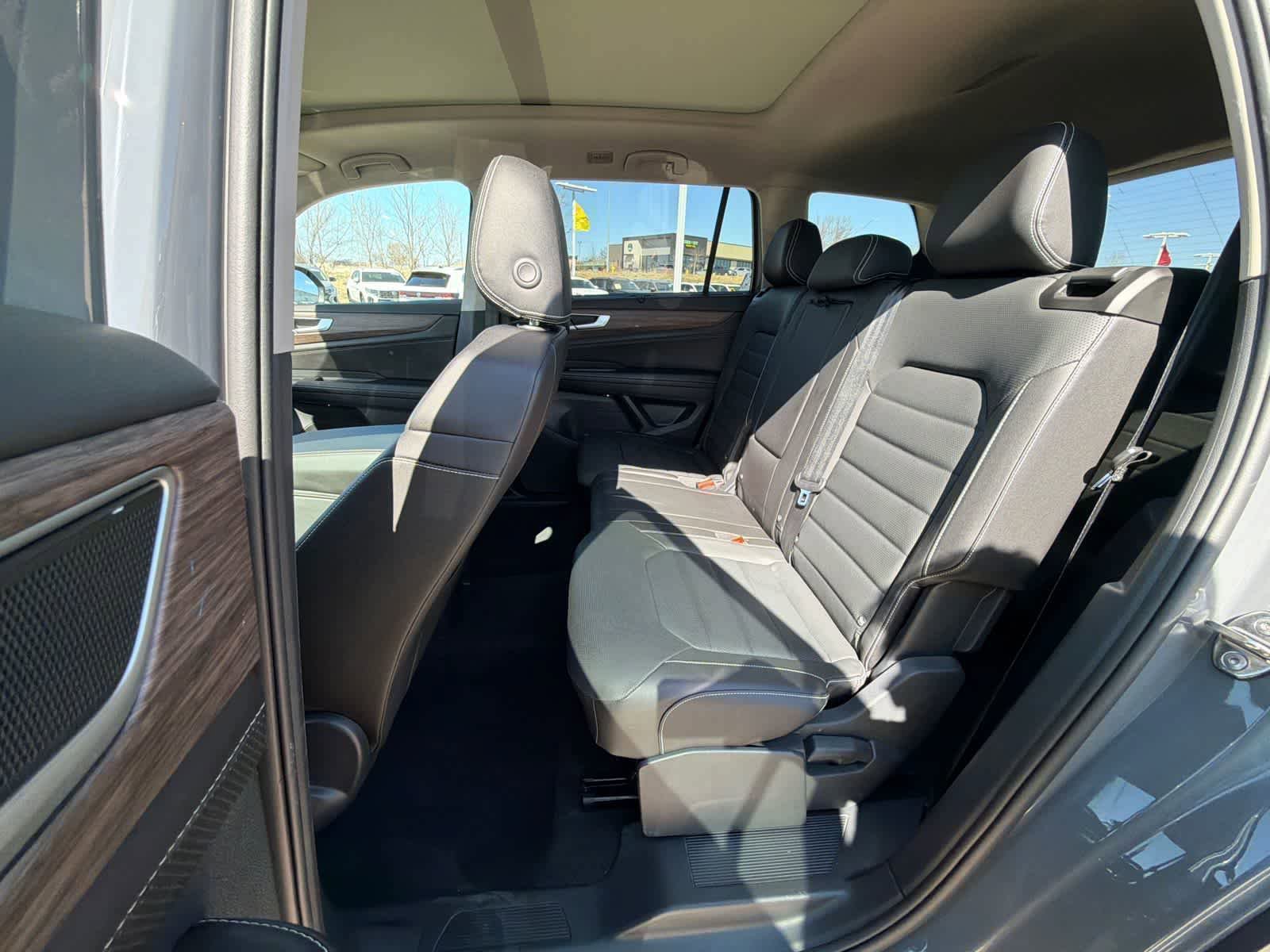 Used 2025 Volkswagen Atlas SEL AWD/4WD image 12