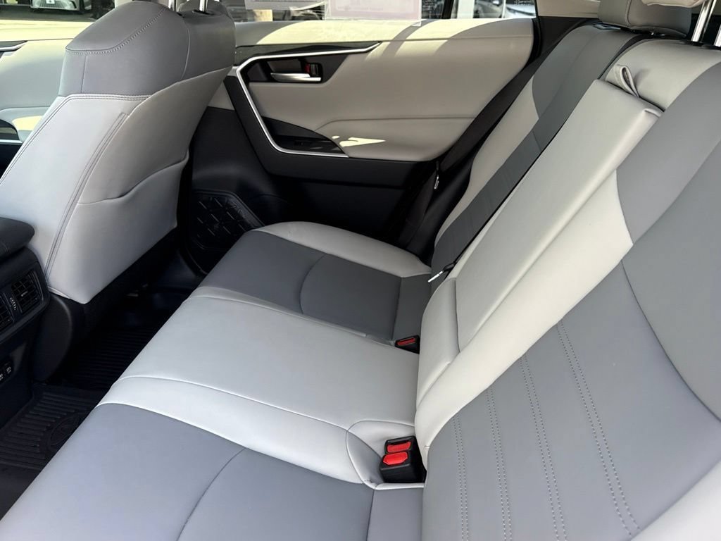 Certified 2020 Toyota RAV4 XLE Premium AWD/4WD image 33