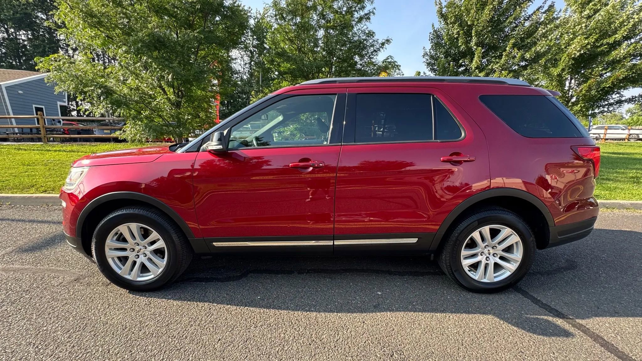 Used 2018 Ford Explorer XLT w/ Equipment Group 202A image 3