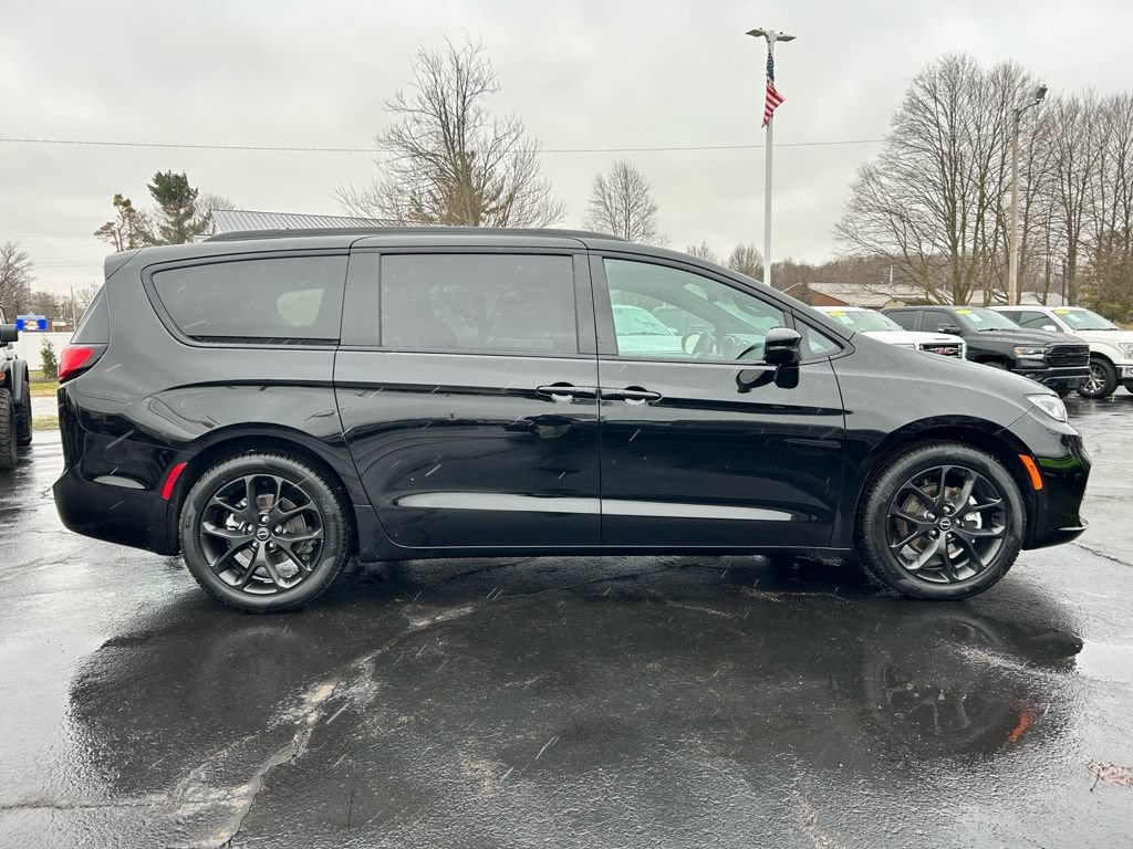 New 2026 Chrysler Pacifica Select w/ S Appearance Package FWD image 2