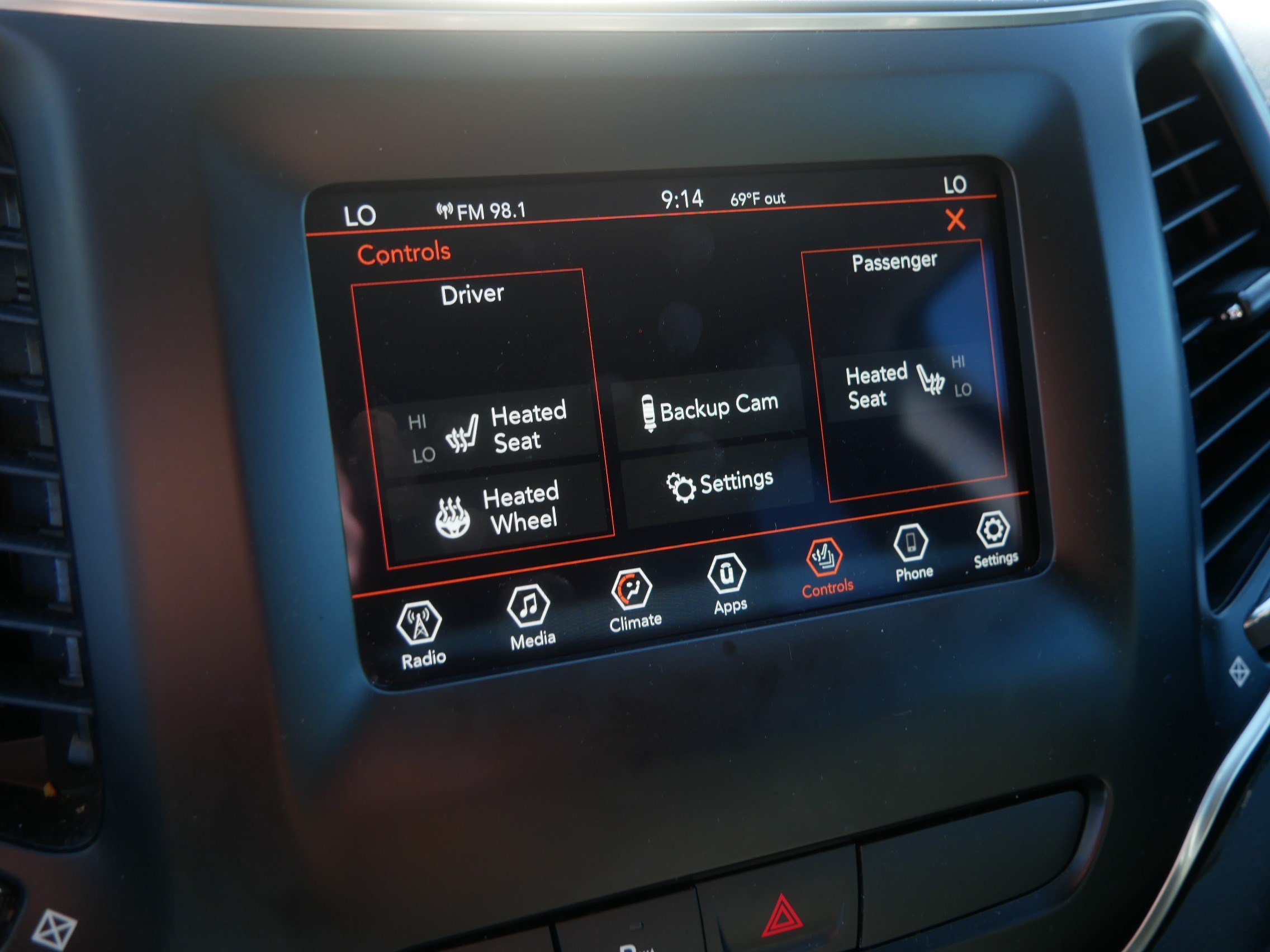 Certified 2020 Jeep Cherokee Latitude Plus w/ Comfort/Convenience Group AWD/4WD image 32