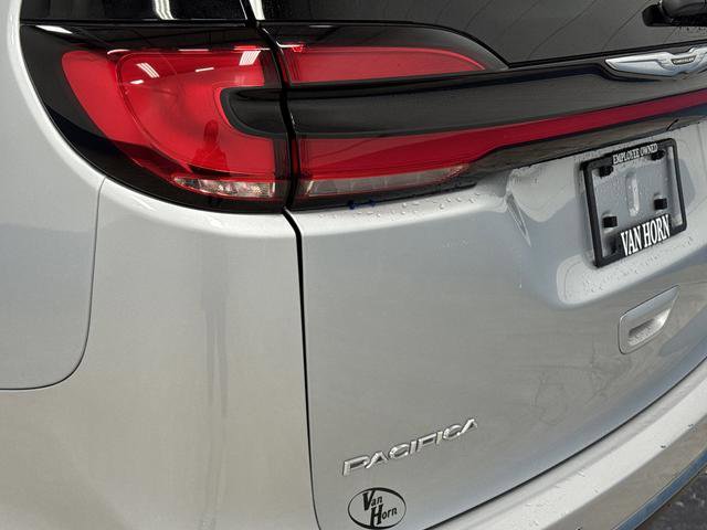Used 2023 Chrysler Pacifica Limited w/ Uconnect Theater Family Group image 39