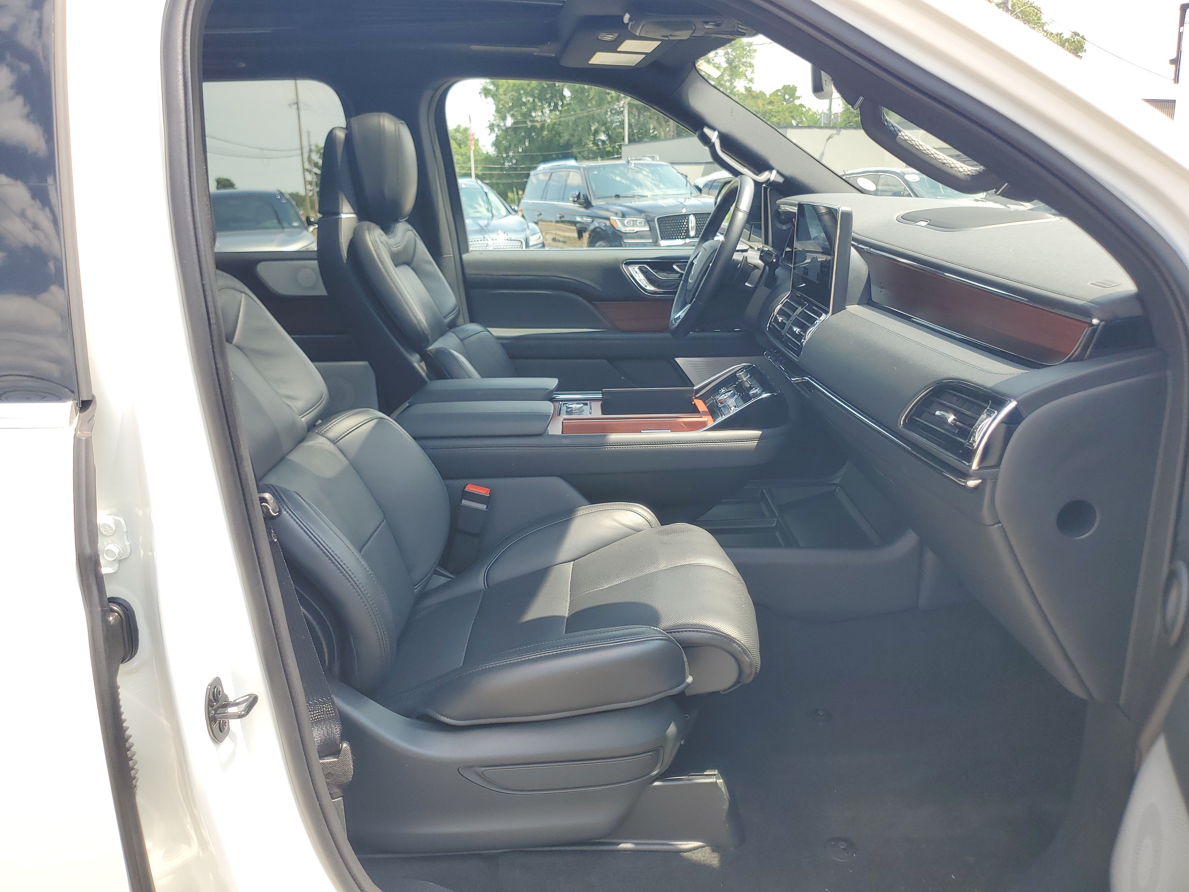 Used 2024 Lincoln Navigator Reserve AWD/4WD image 9