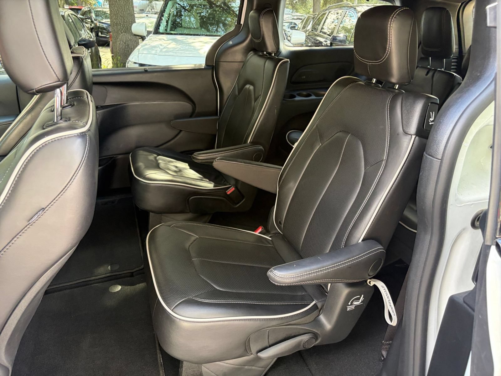 Used 2025 Chrysler Pacifica Limited FWD image 41