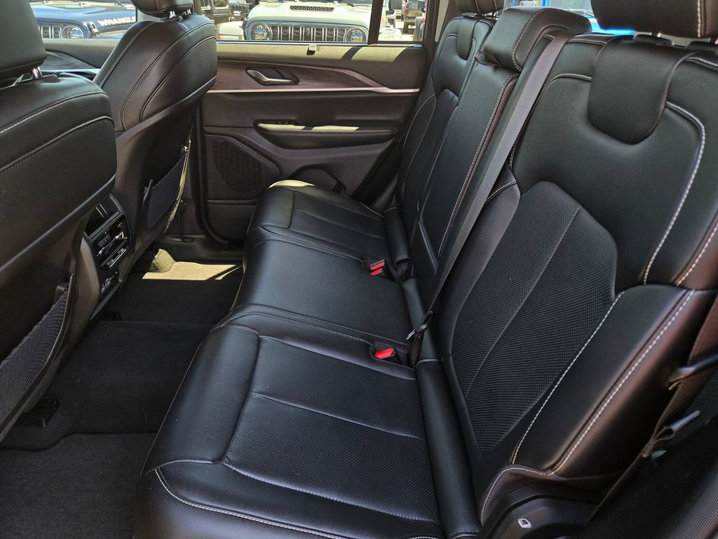 Used 2023 Jeep Grand Cherokee Limited w/ Luxury Tech Group II RWD image 8