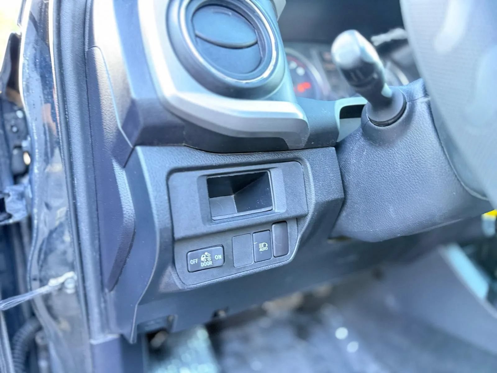 Used 2018 Toyota Tacoma SR5 AWD/4WD image 10