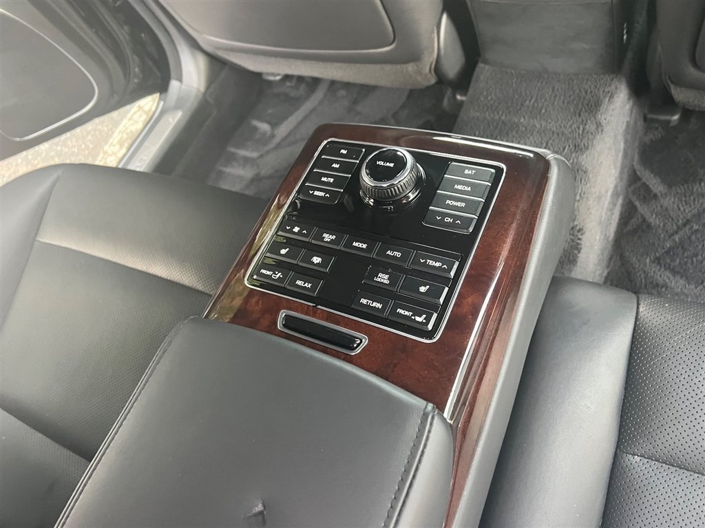 Used 2015 Hyundai Equus Signature RWD image 27