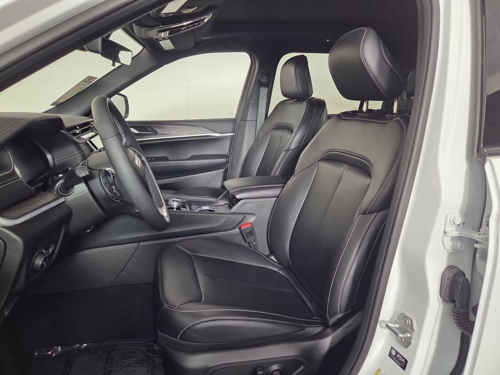 Certified 2025 Jeep Grand Cherokee L Limited AWD/4WD image 12