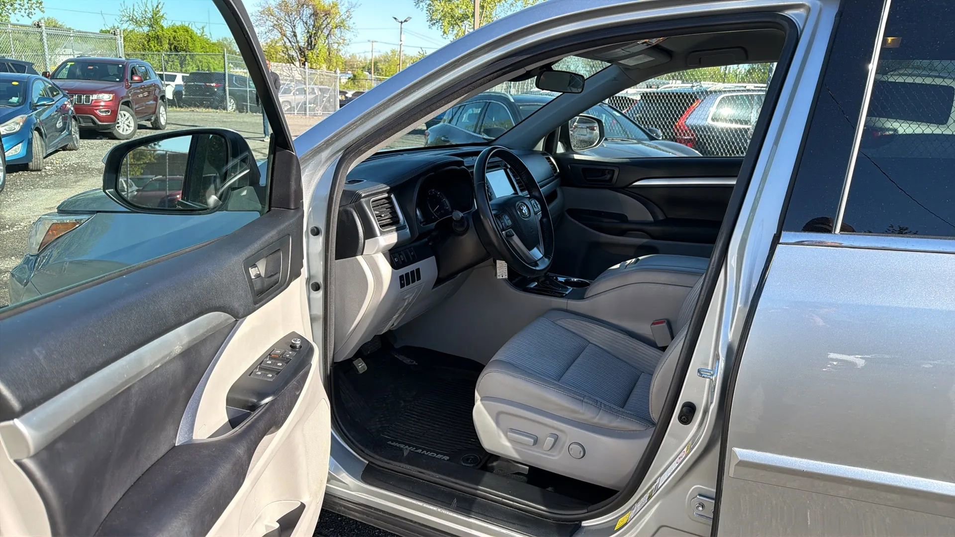 Used 2017 Toyota Highlander AWD V6 image 23