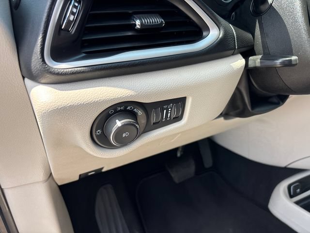 Used 2023 Chrysler Pacifica Touring-L FWD image 16