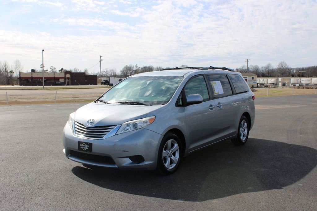 Used 2015 Toyota Sienna LE image 4