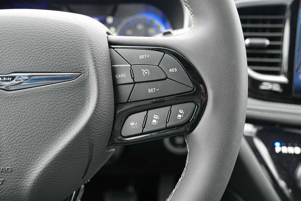 Used 2025 Chrysler Pacifica Limited FWD image 34