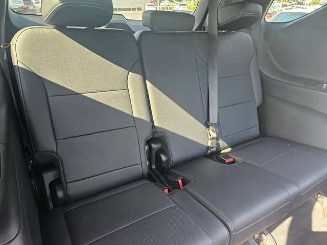 Used 2025 Chevrolet Traverse LT FWD image 12