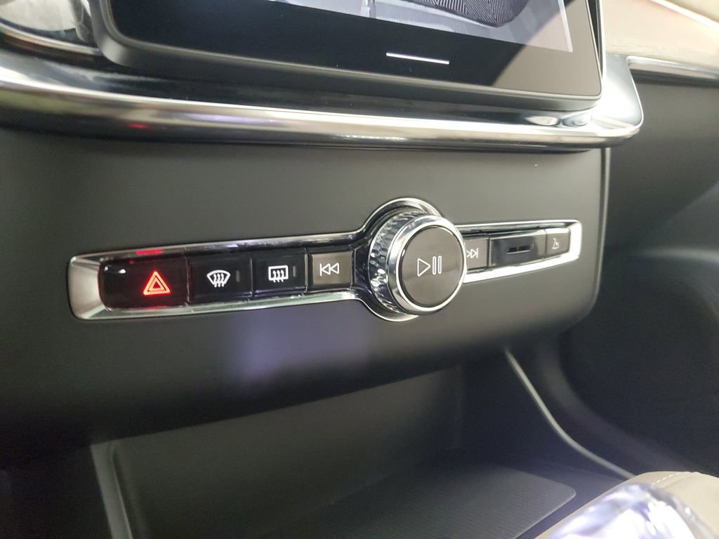 Certified 2026 Volvo XC90 B6 Plus w/ Protection Package Premier image 33