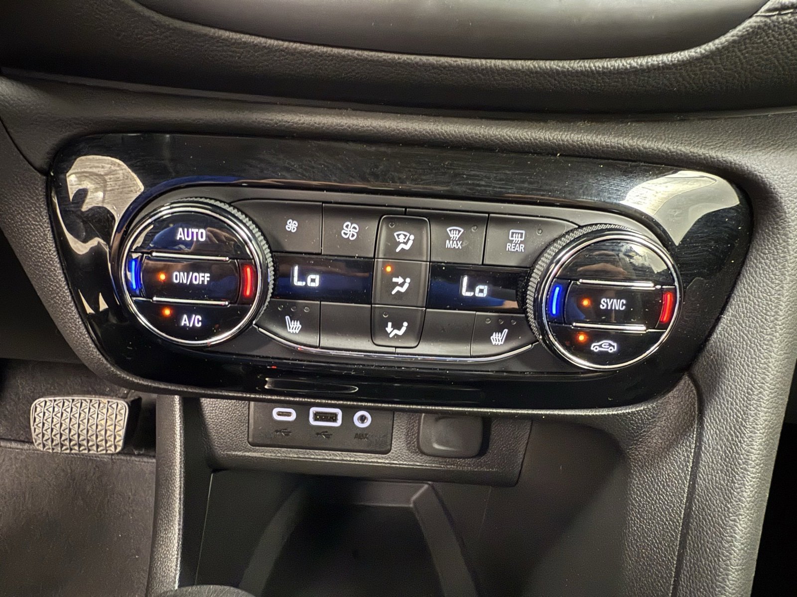 Used 2022 Buick Encore GX Essence image 14