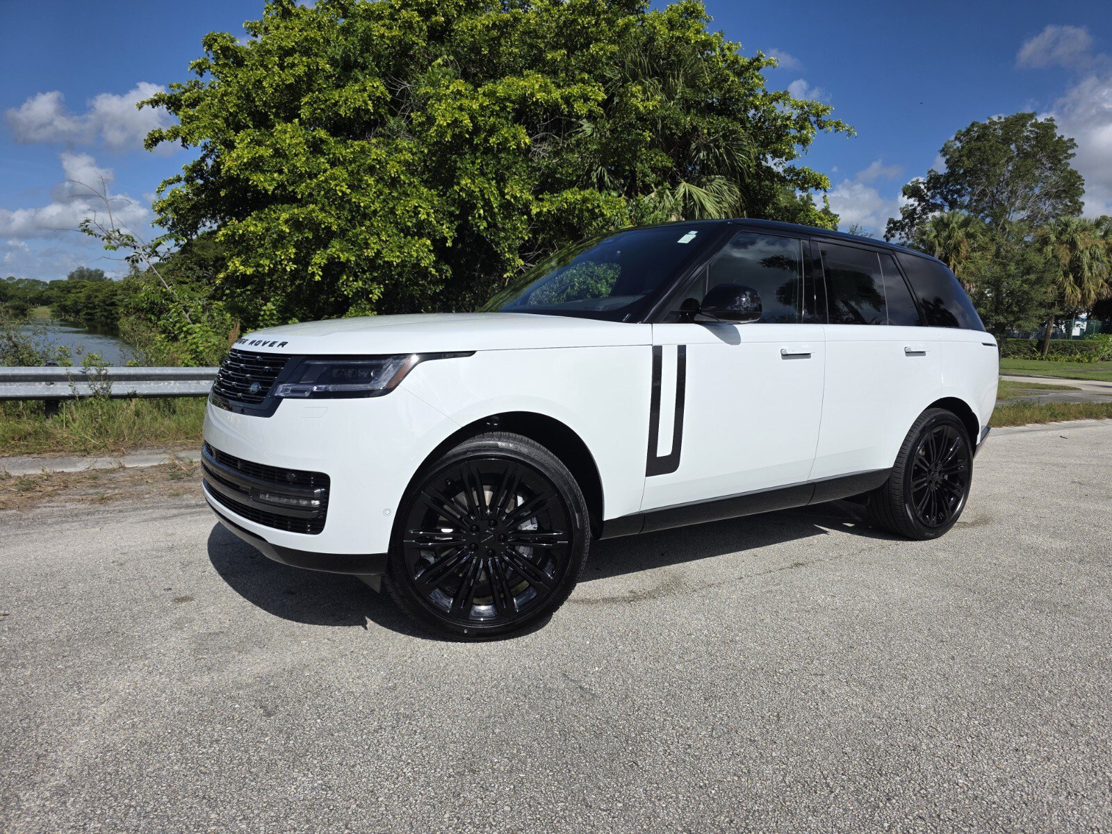 New 2026 Land Rover Range Rover SE AWD/4WD image 1