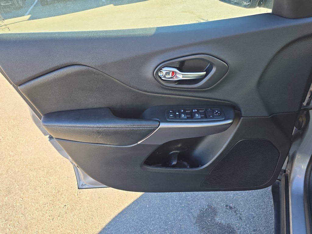 Used 2019 Jeep Cherokee Latitude w/ Cold Weather Group image 10