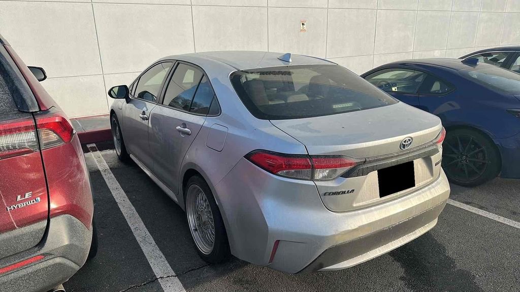 Used 2021 Toyota Corolla LE image 3