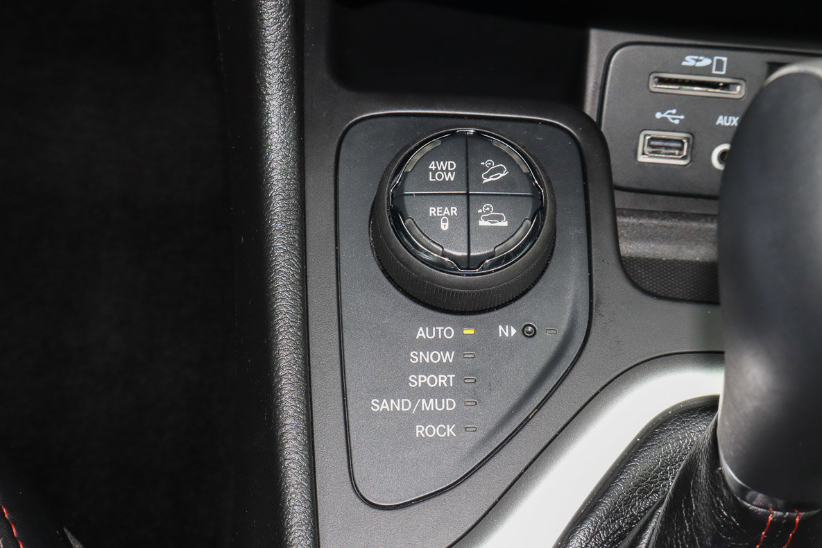 Used 2015 Jeep Cherokee Trailhawk w/ Comfort/Convenience Group AWD/4WD image 22