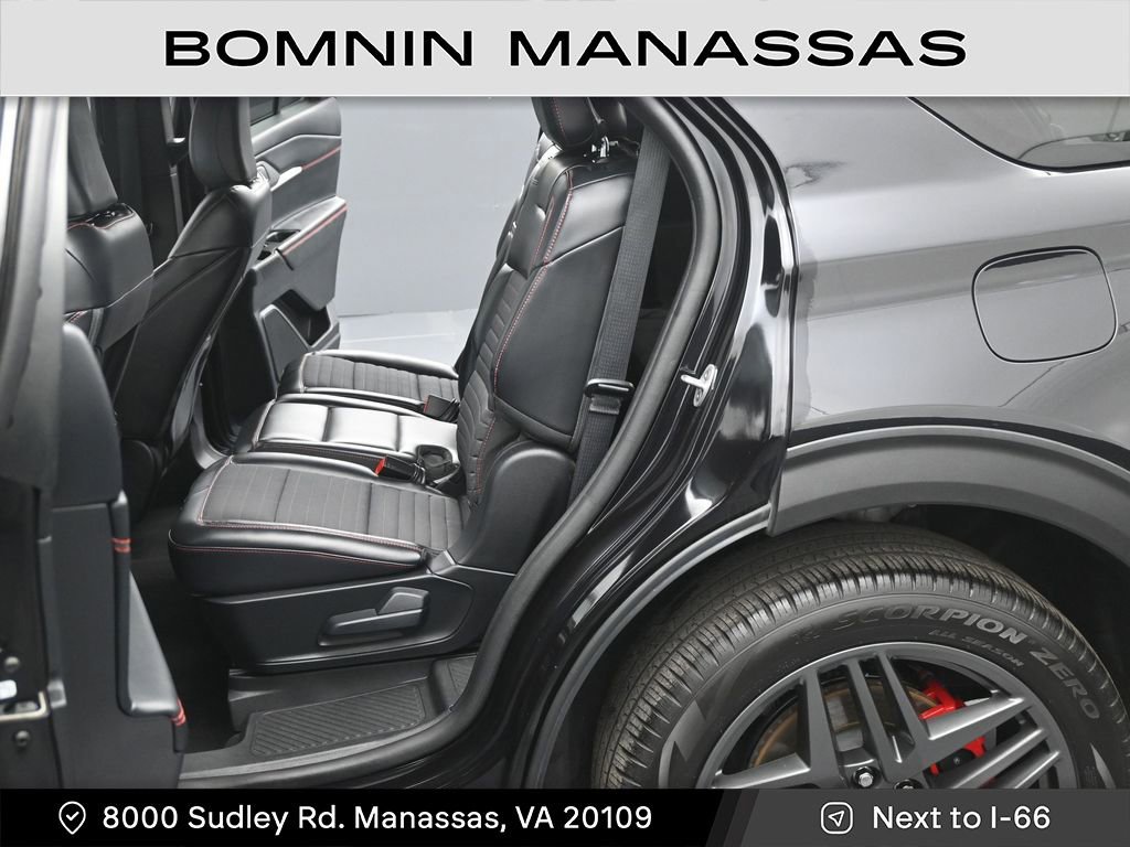 Used 2025 Ford Explorer ST-Line w/ ST-Line Street Pack image 12