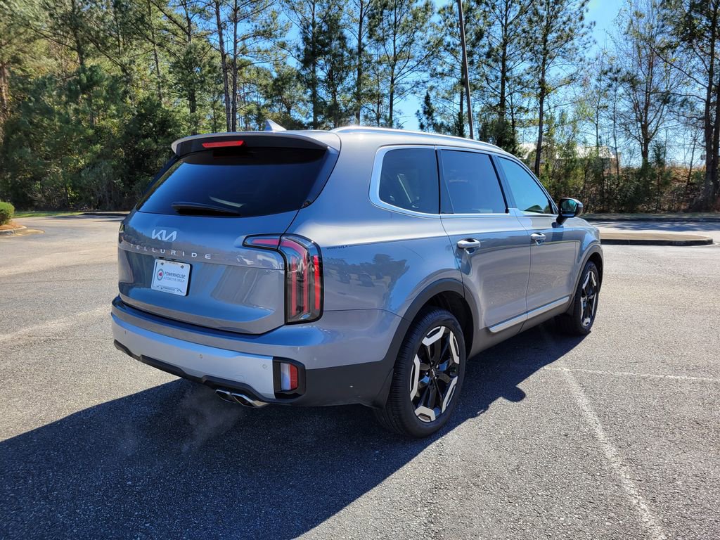 Used 2024 Kia Telluride EX w/ EX Captain's Chair Package image 5