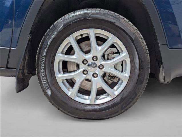 Used 2018 Jeep Cherokee Latitude w/ Cold Weather Group AWD/4WD image 23