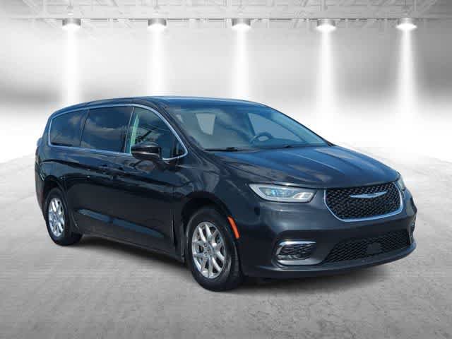 Used 2023 Chrysler Pacifica Touring-L FWD image 2