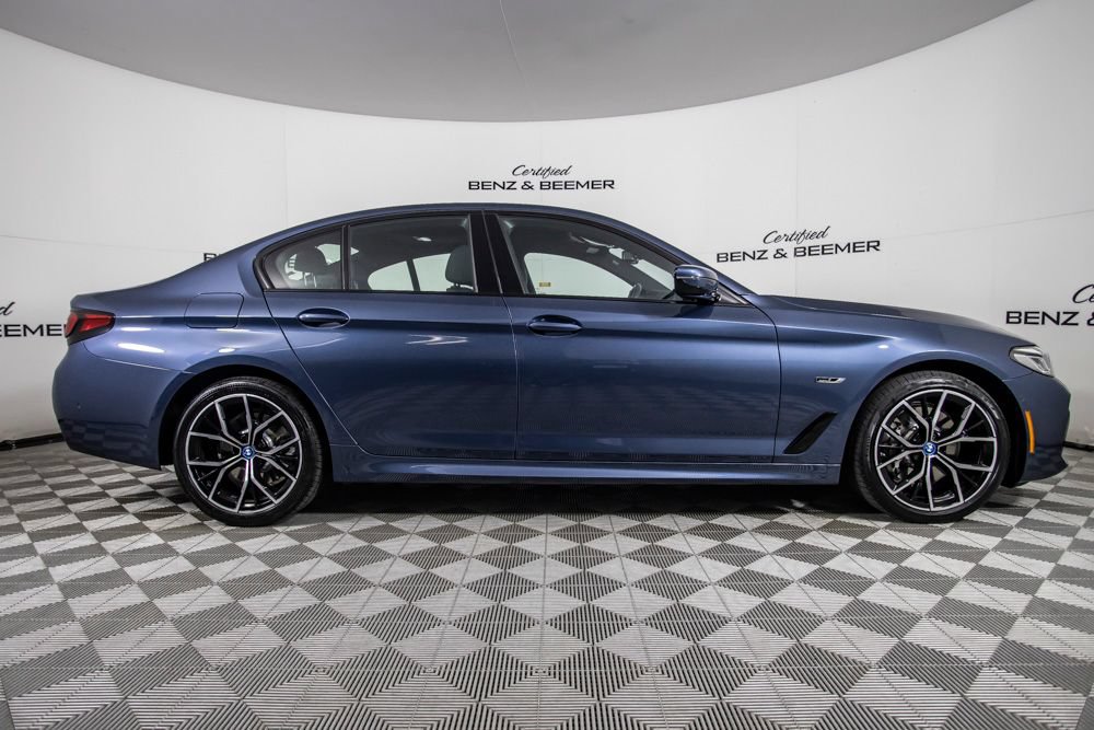 Used 2023 BMW 530e w/ M Sport Package RWD image 3