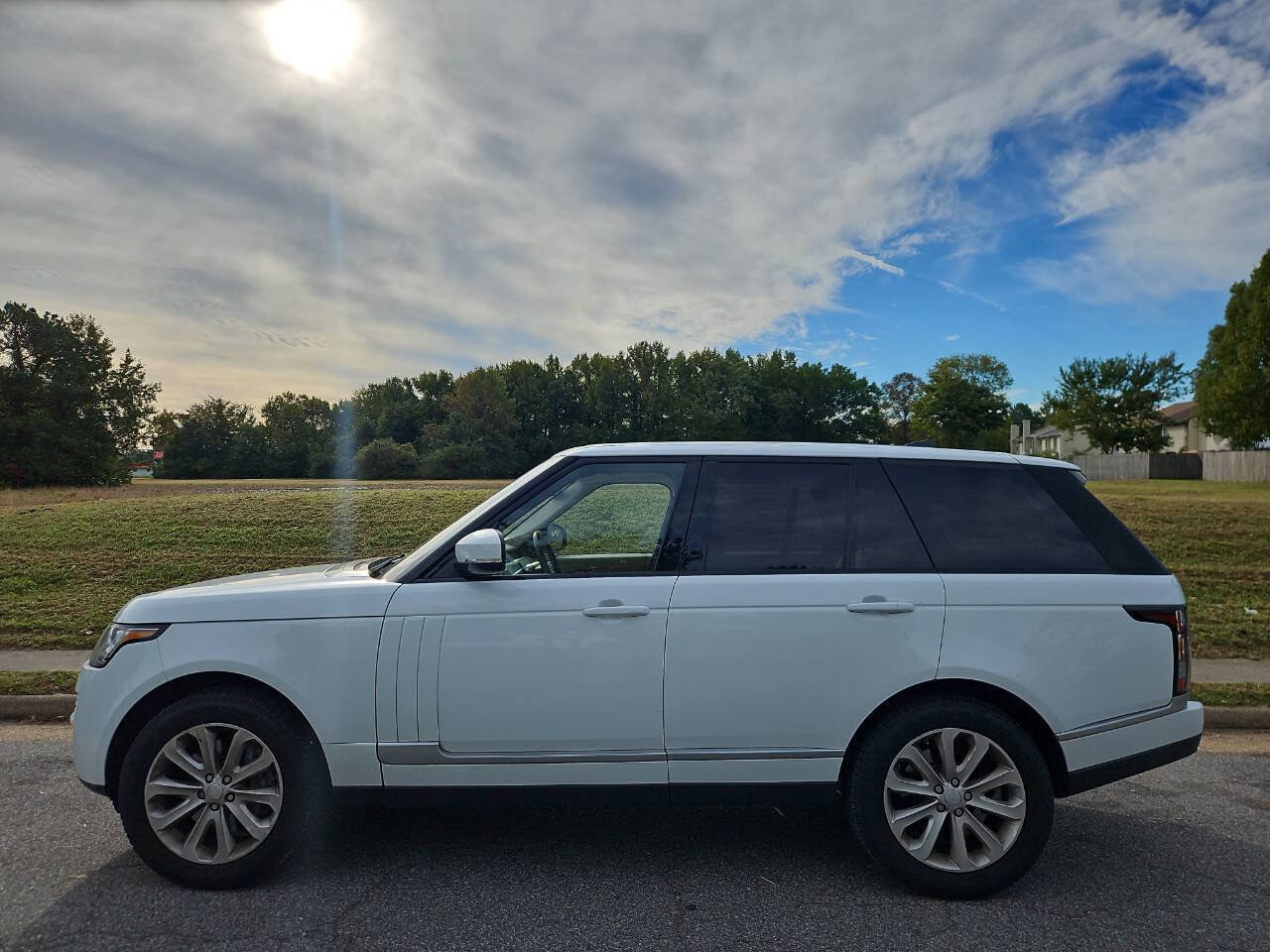 Used 2017 Land Rover Range Rover HSE image 2