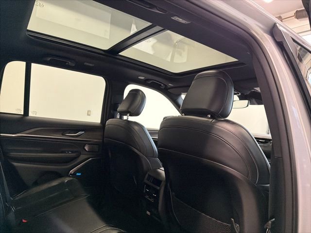 Used 2022 Jeep Grand Cherokee Overland AWD/4WD image 46