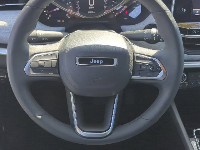 Used 2025 Jeep Compass Latitude AWD/4WD image 8