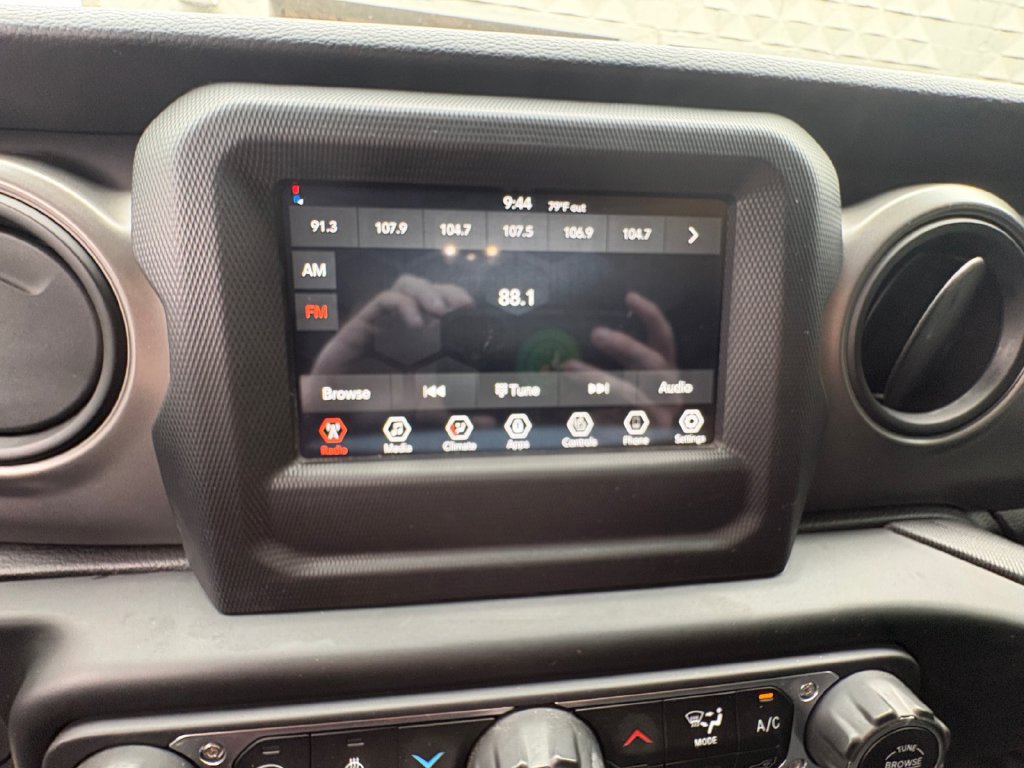 Certified 2022 Jeep Gladiator Sport AWD/4WD image 19