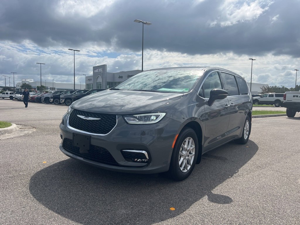 New 2025 Chrysler Pacifica Select