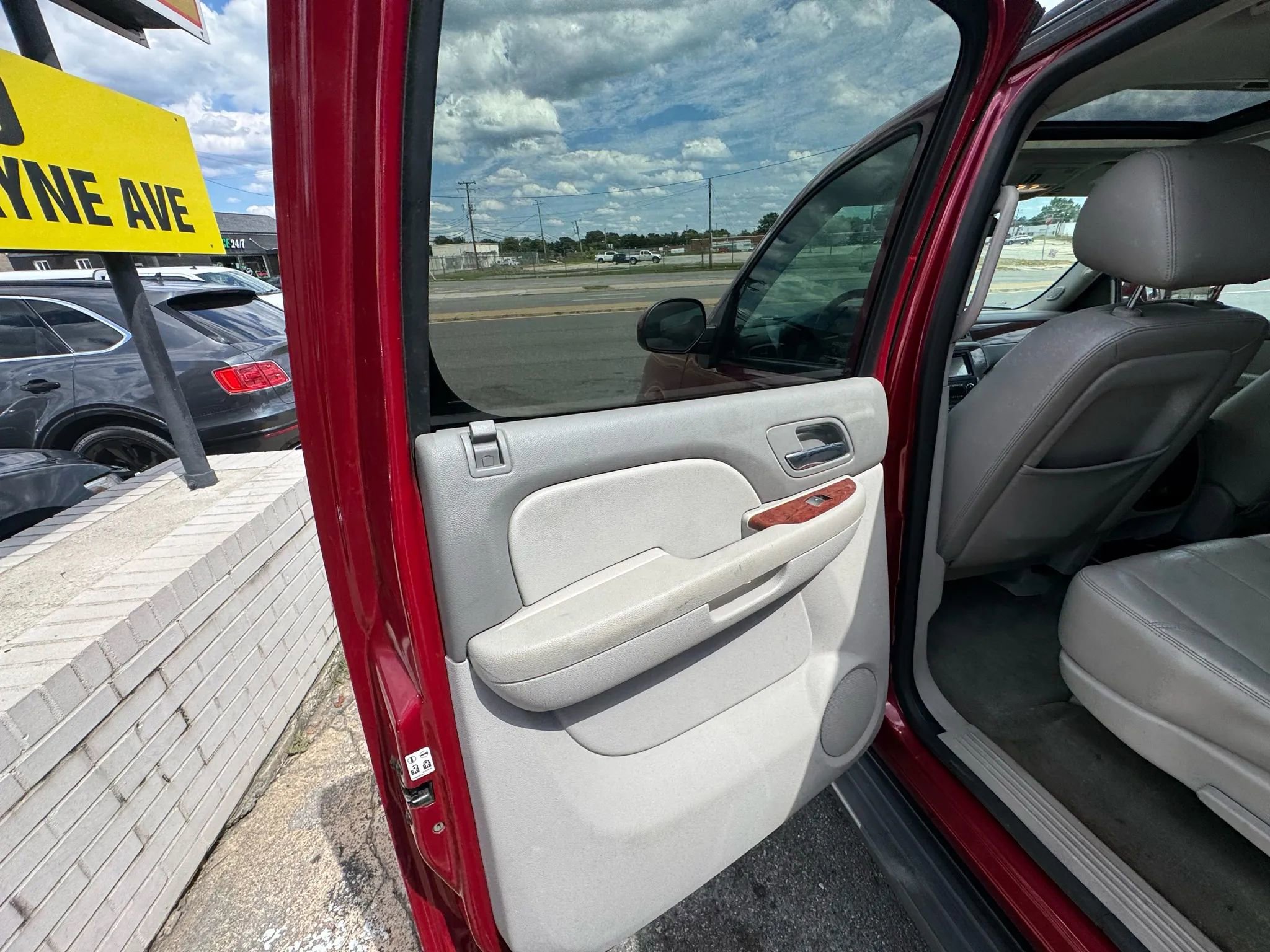 Used 2013 Chevrolet Suburban LT image 14