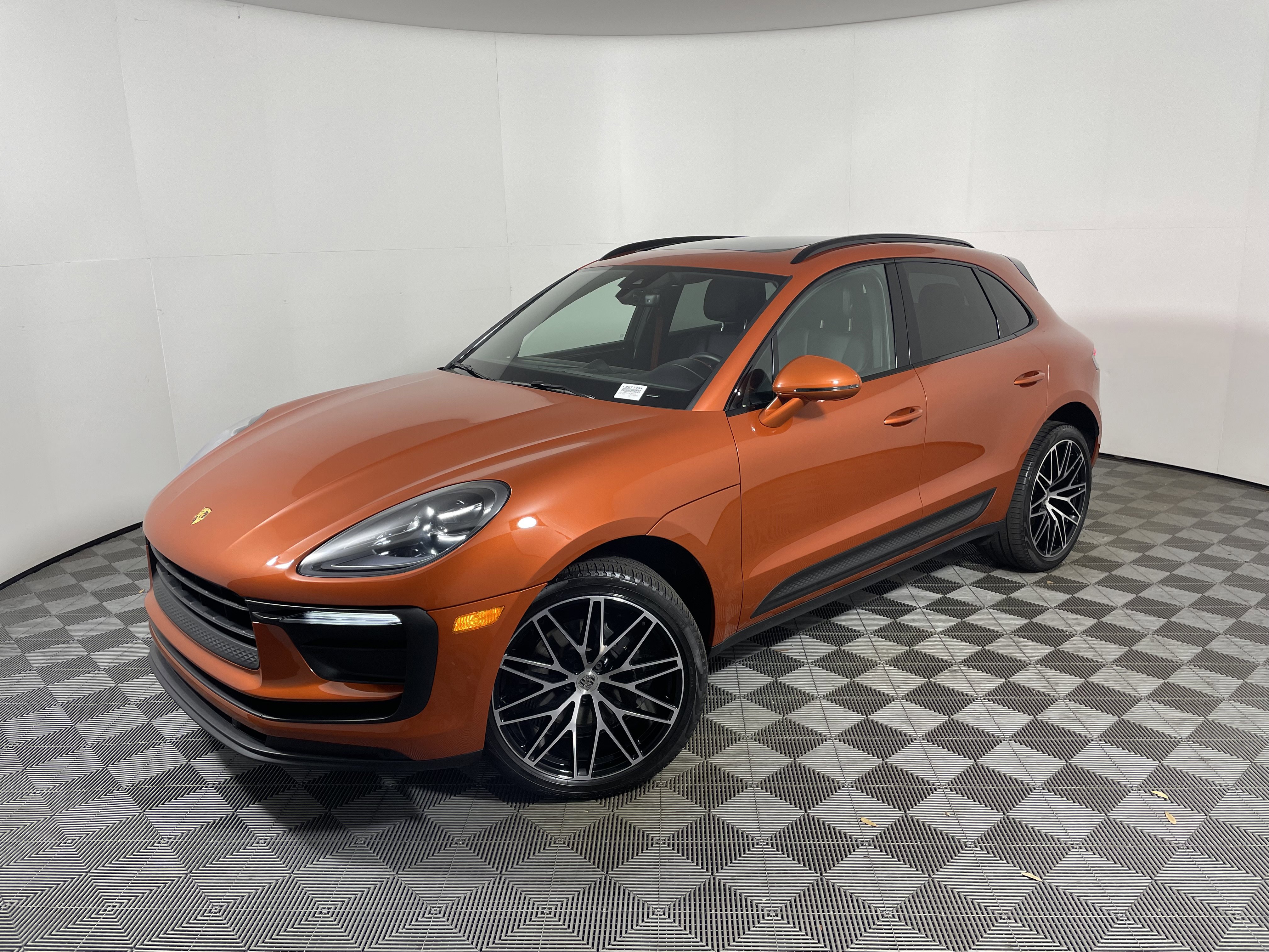 Certified 2022 Porsche Macan AWD/4WD image 1