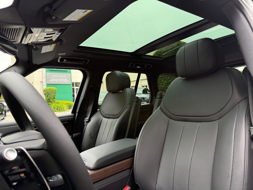 New 2025 Land Rover Range Rover SE image 7