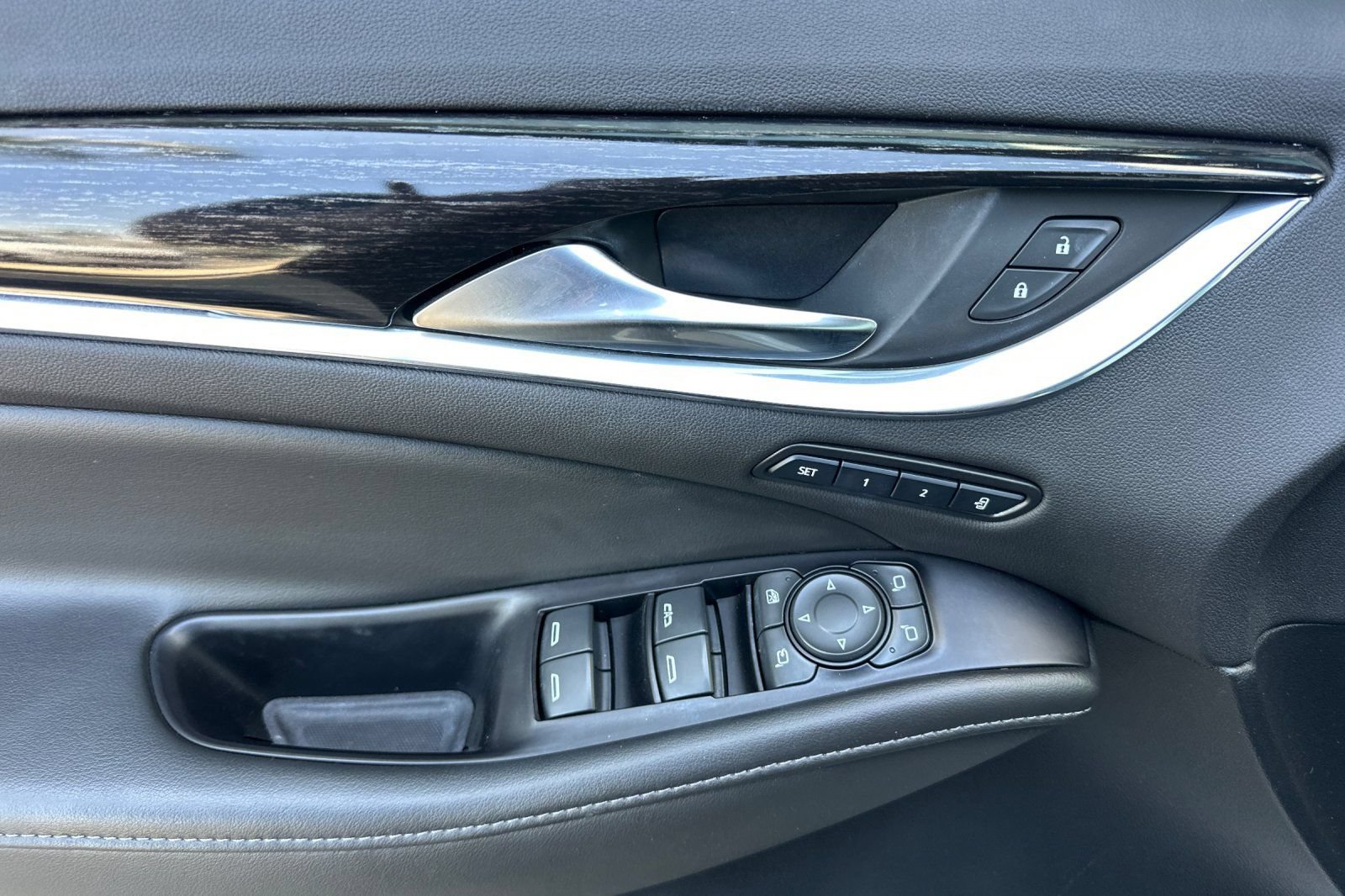Used 2020 Buick Enclave Avenir w/ Avenir Technology Package AWD/4WD image 12