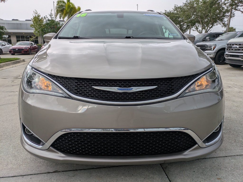 Used 2018 Chrysler Pacifica Touring-L FWD image 8