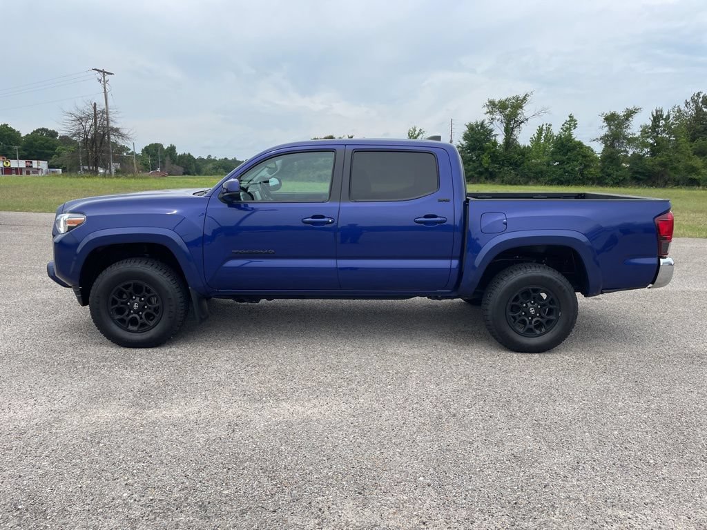 Used 2022 Toyota Tacoma SR5 AWD/4WD image 2