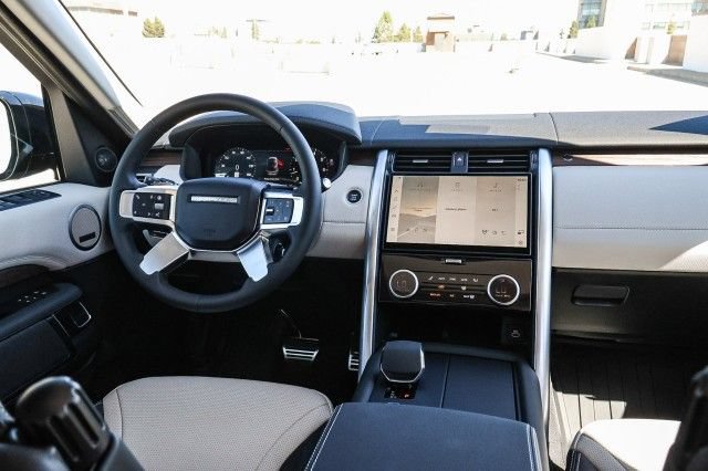 Used 2025 Land Rover Discovery Dynamic SE AWD/4WD image 14