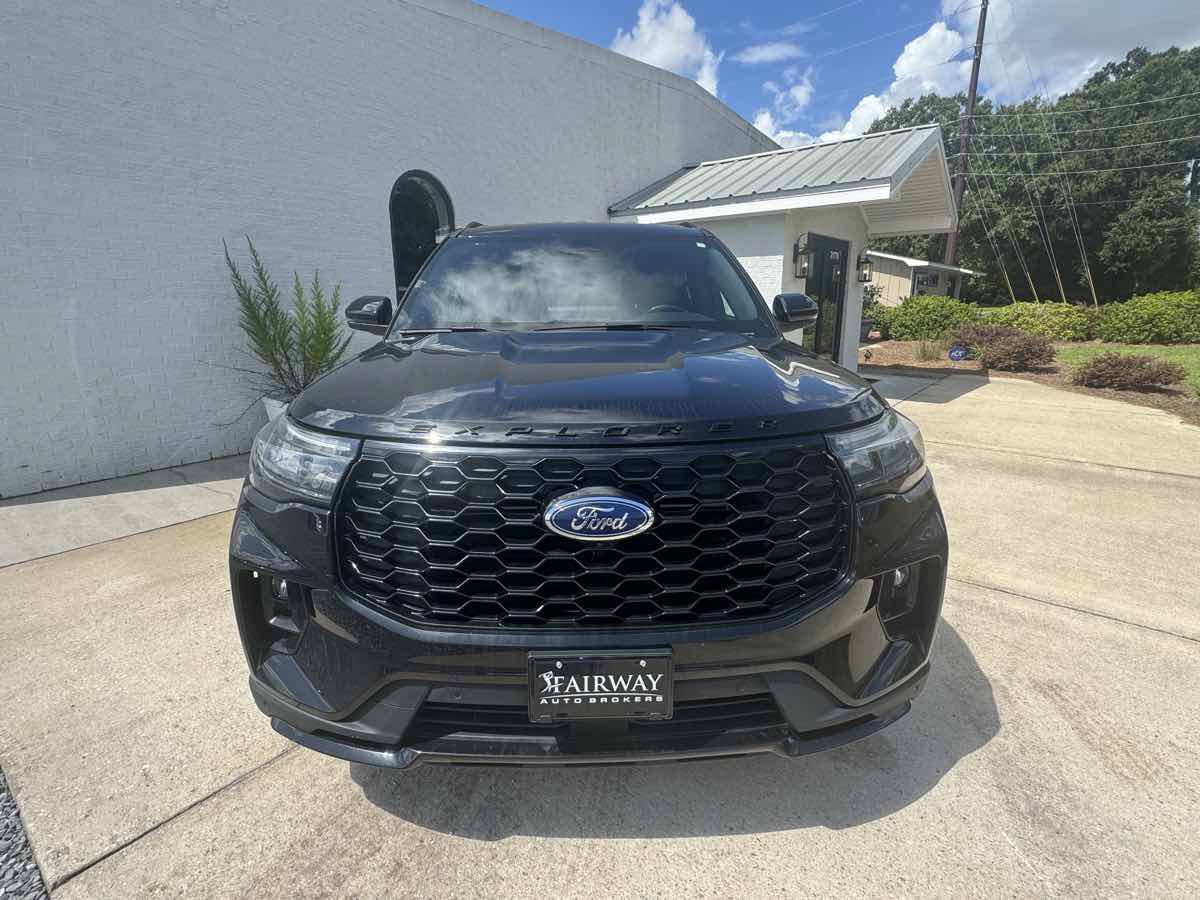 Used 2025 Ford Explorer ST-Line w/ ST-Line Street Pack AWD/4WD image 3